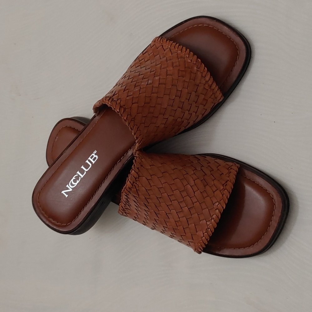 NC Club Women's Size 9 Swan Woven Slide